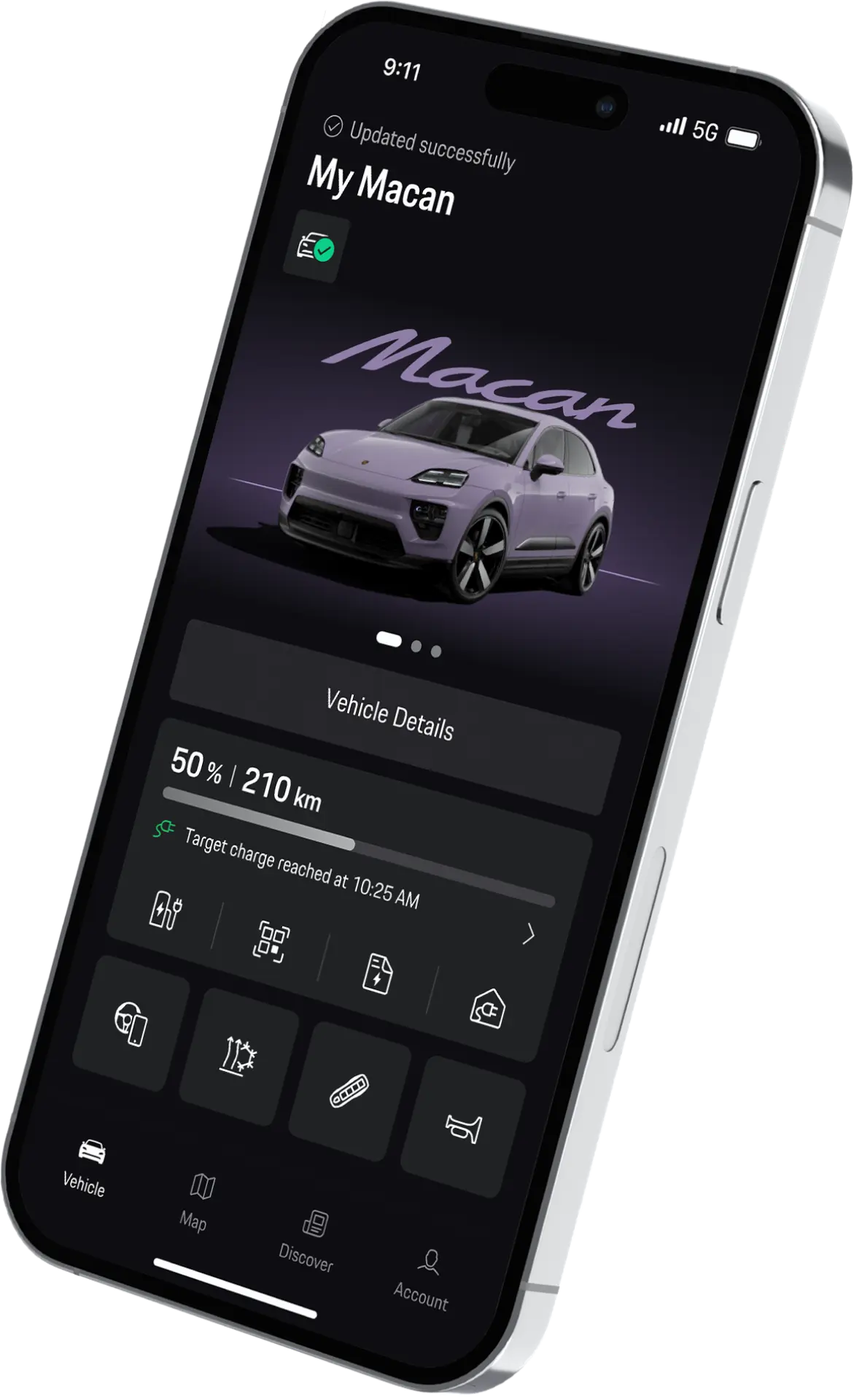 Smarttelefonen viser Porsche My Macan-appen med elbilstatus, ladedetaljer og fjernstyring av kjøretøyet. Førsteklasses elbiltilkobling, smart mobilitet og digitale verktøy for å administrere lading og rekkevidde for luksuriøse elektriske SUV-er.