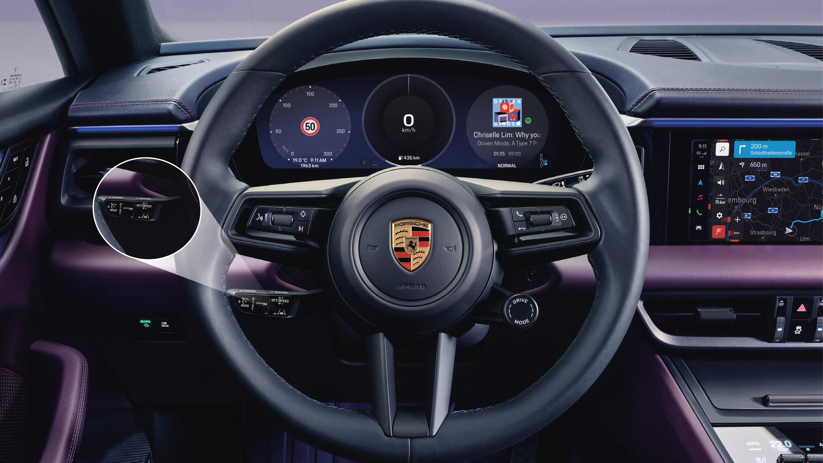 Porsche Lenkrad mit hervorgehobenem Fahrerassistenz-Bedienhebel.