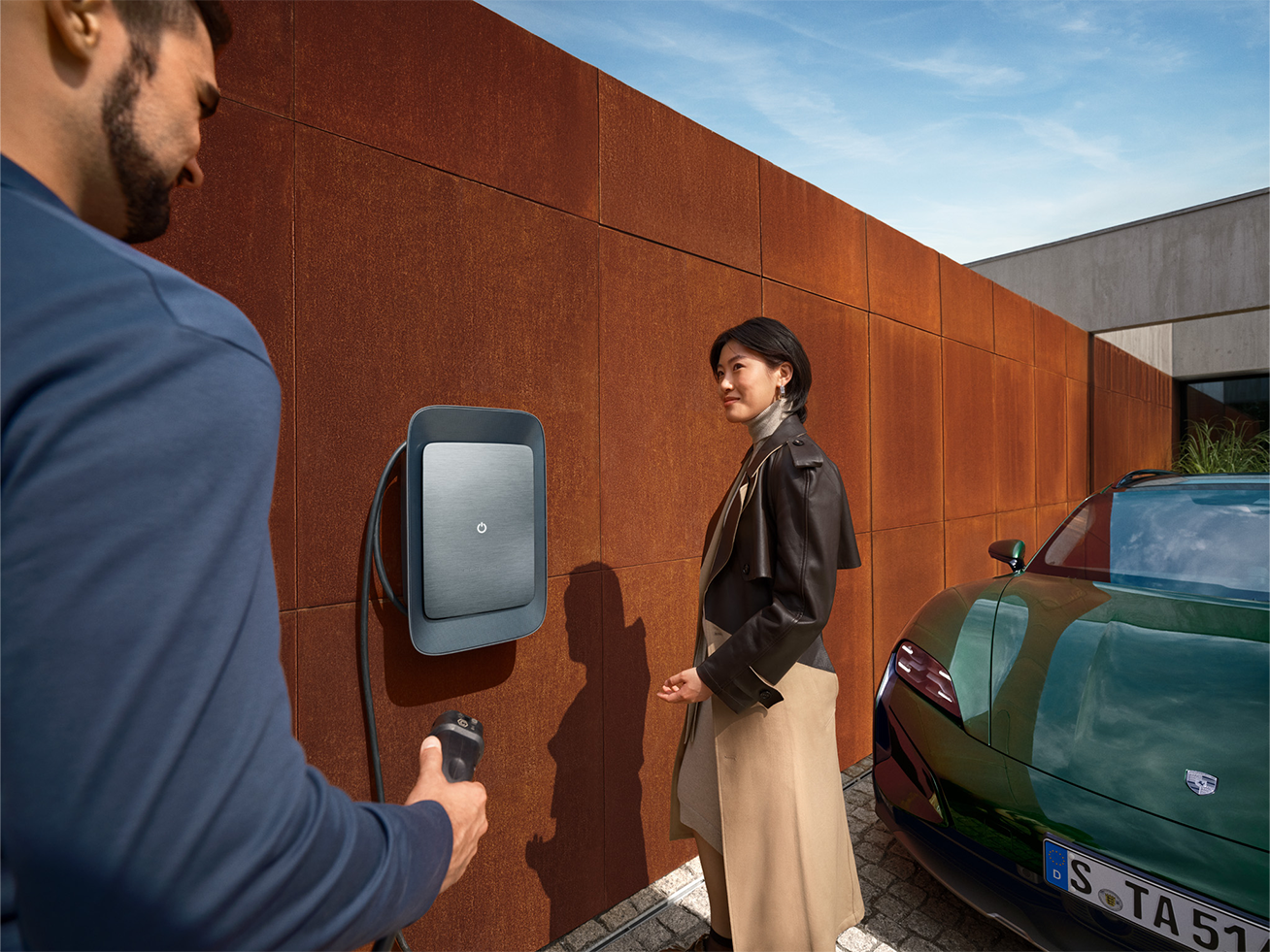 Obraz przedstawiający stację Porsche Wallbox zainstalowaną w prywatnym domu.