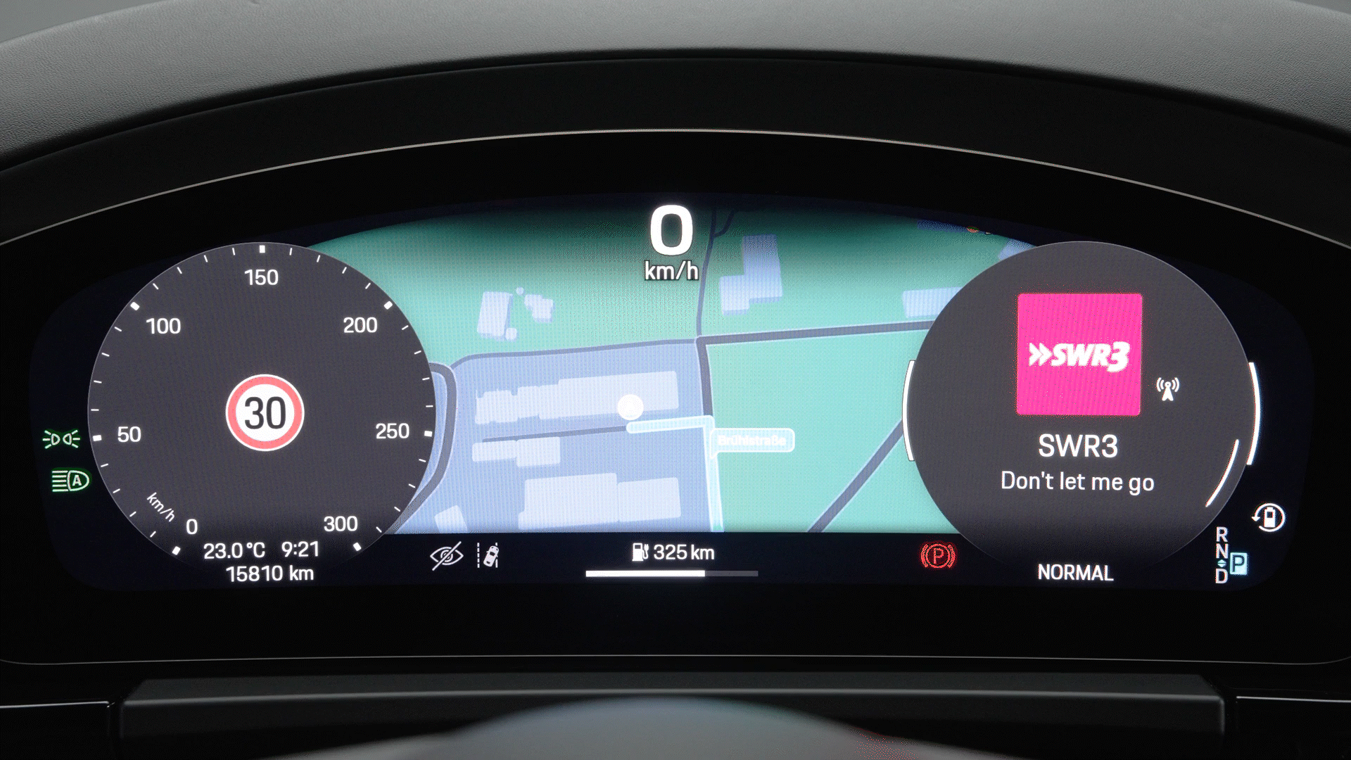 Instrumentenkombi des Porsche Taycan mit Apple‑CarPlay‑Informationen im rechten Anzeigerohr, einschließlich Navigationshinweisen und Medienwiedergabe.