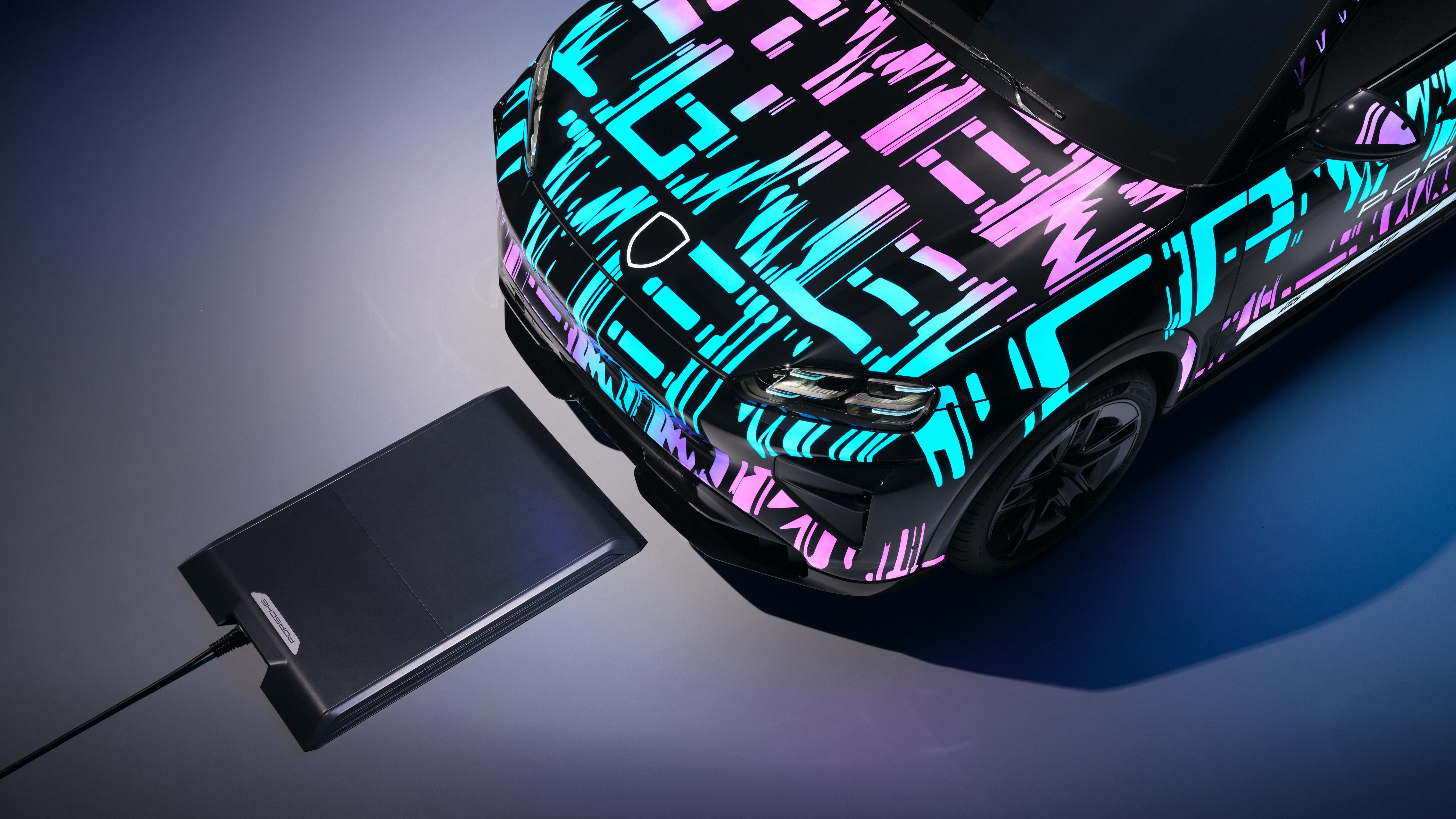 Afbeelding van de Porsche Wireless Charging Ground Pad en de Cayenne Electric van boven.