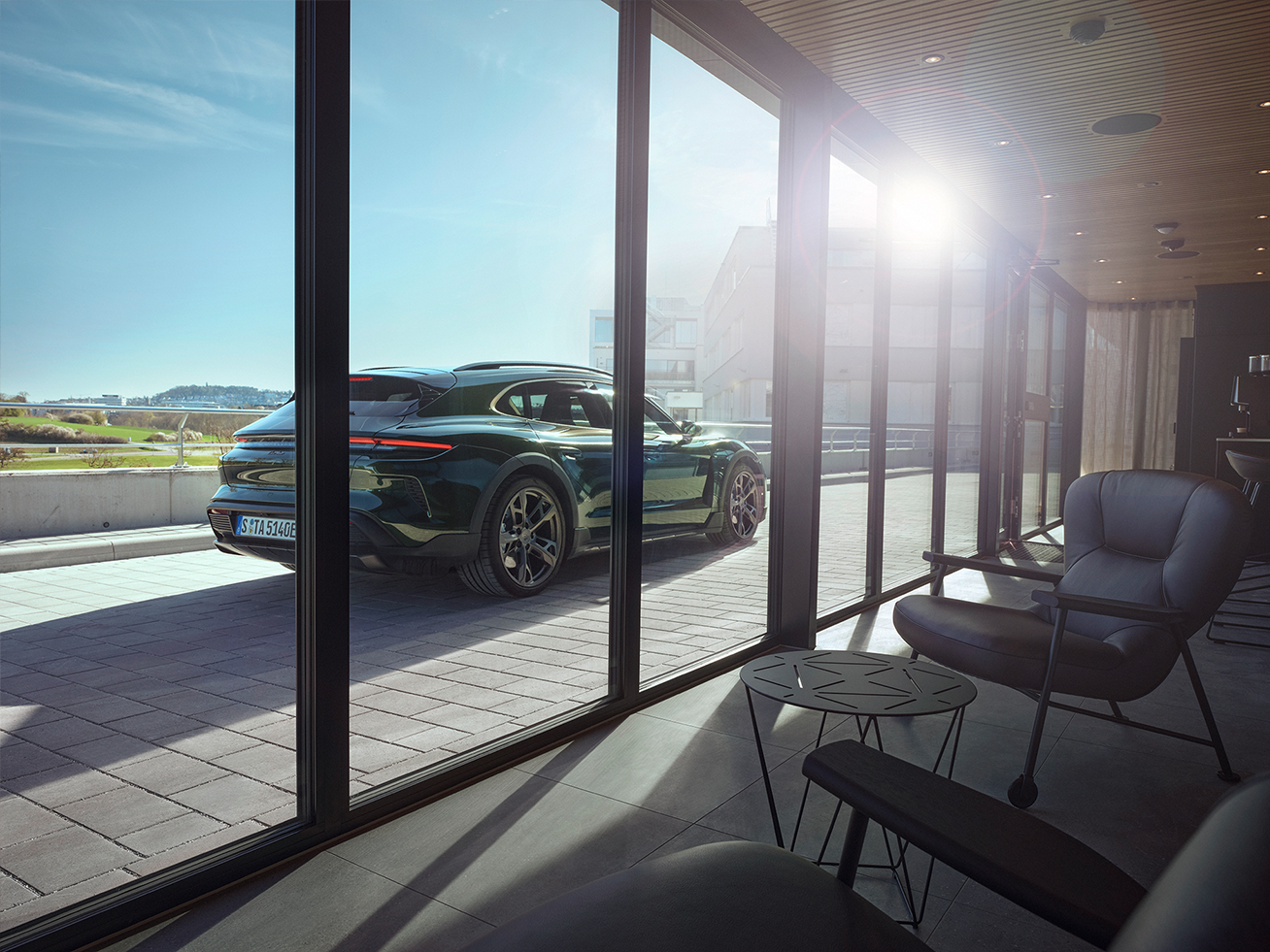 Texto: Imagem que mostra a área de estar de um Charging Lounge